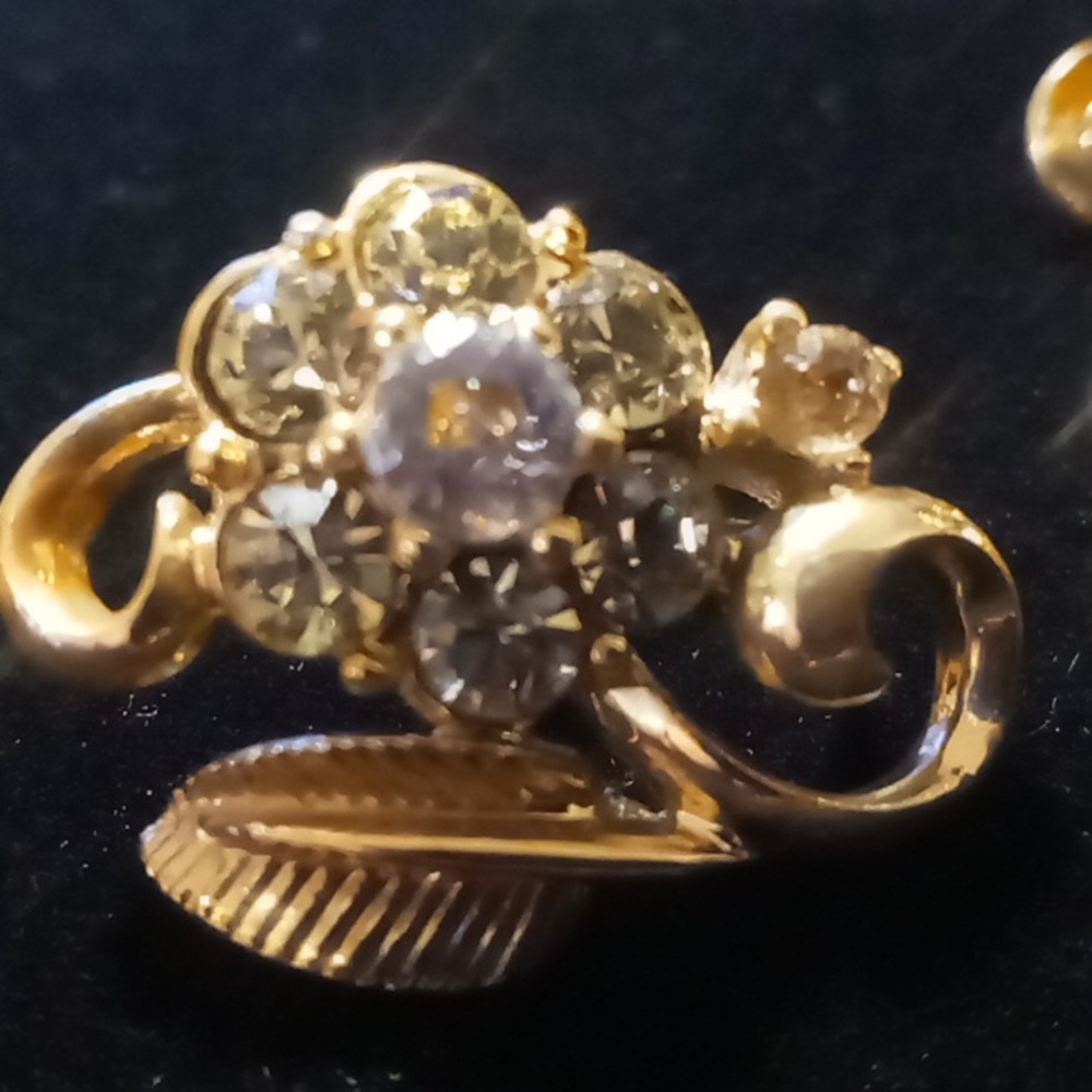 Coro vintage yellow butter cream and crystal flower earrings screw back